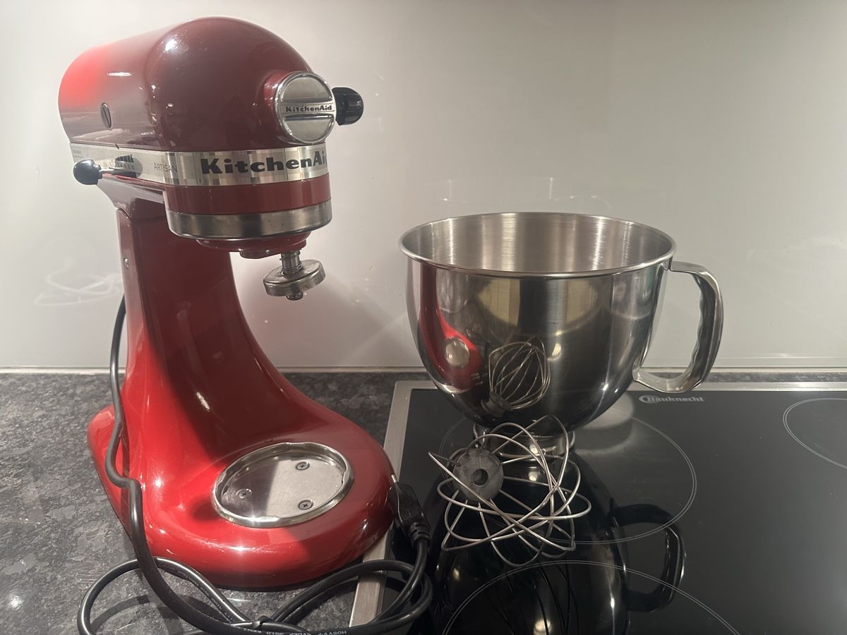 Kitchenaid Küchengeräte: KitchenAid Artisan Küchenmaschine rot – Gebraucht aus Langnau am Albis von Flash2585