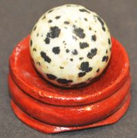 Deko Heilstein G-723A – 20mm Dalmatiner Jaspis Kugel mit Soc