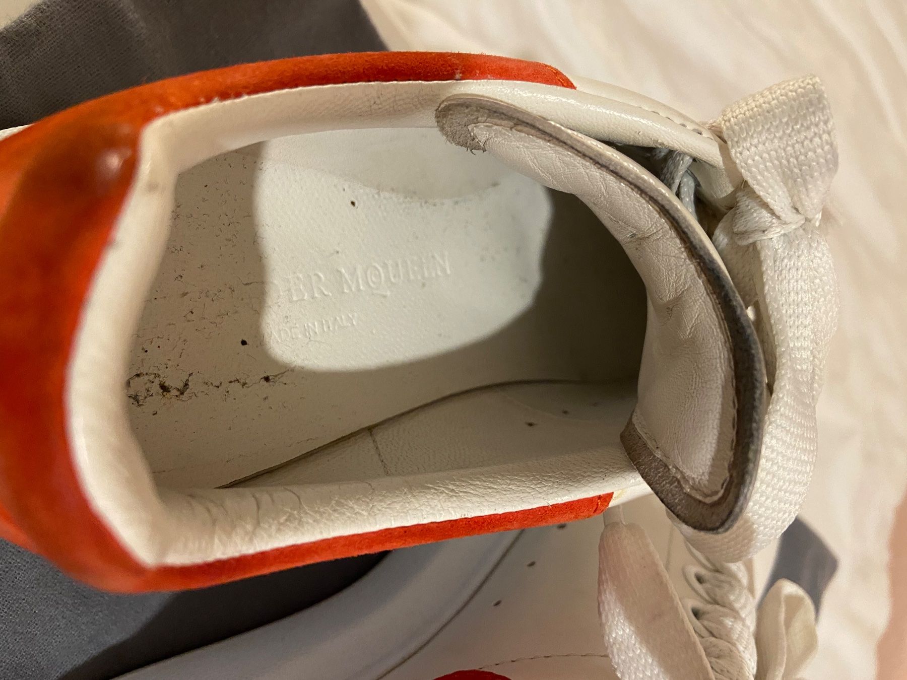 Alexander Mcqueen Damenschuhe: Baskets Alexander McQueen blanches et rouges à moitié prix ! – Gebraucht aus Chêne-Bougeries von sor_9rzp 7