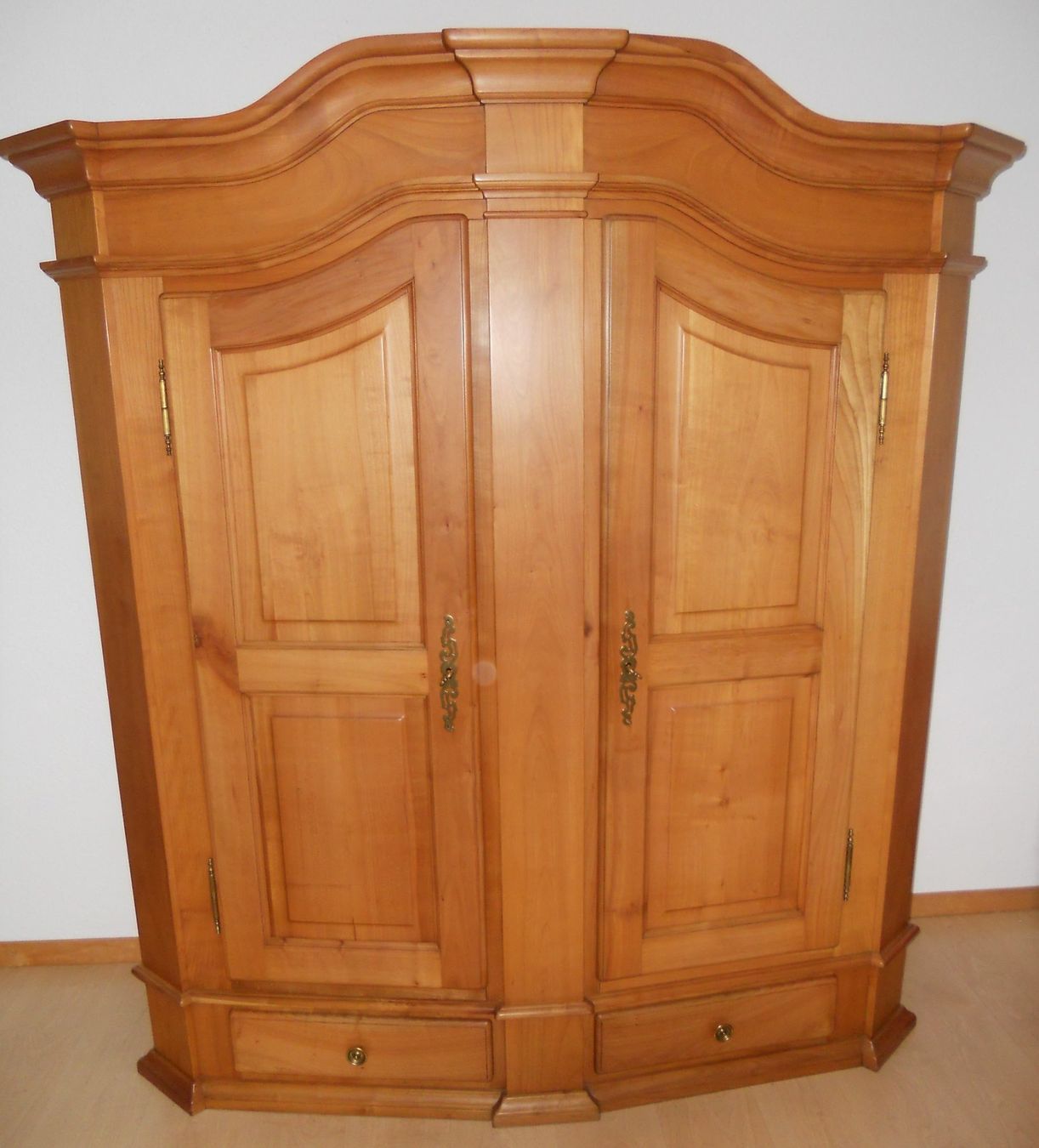 Armoires: Kleiner Bodensee-Schrank massiv Kirschbaum kompl. zerlegbar! – D'occasion à Widen par Silver_Spirit