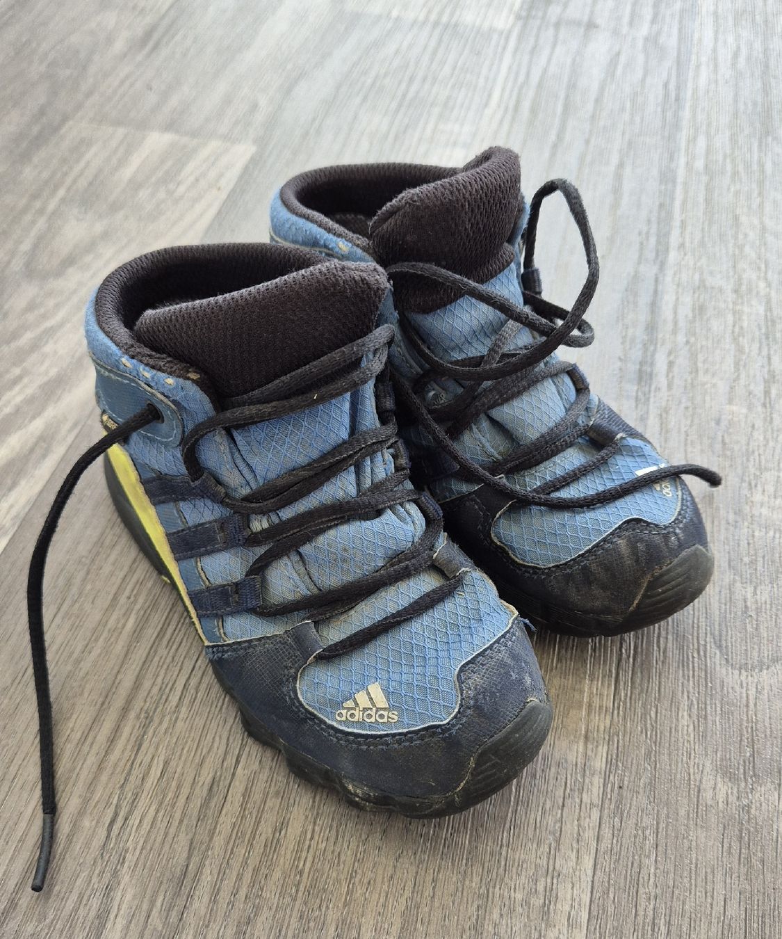 Adidas Schuhe für Jungen: Adidas Terrex Grösse 26 – Gebraucht aus Einsiedeln von RogerChaeli