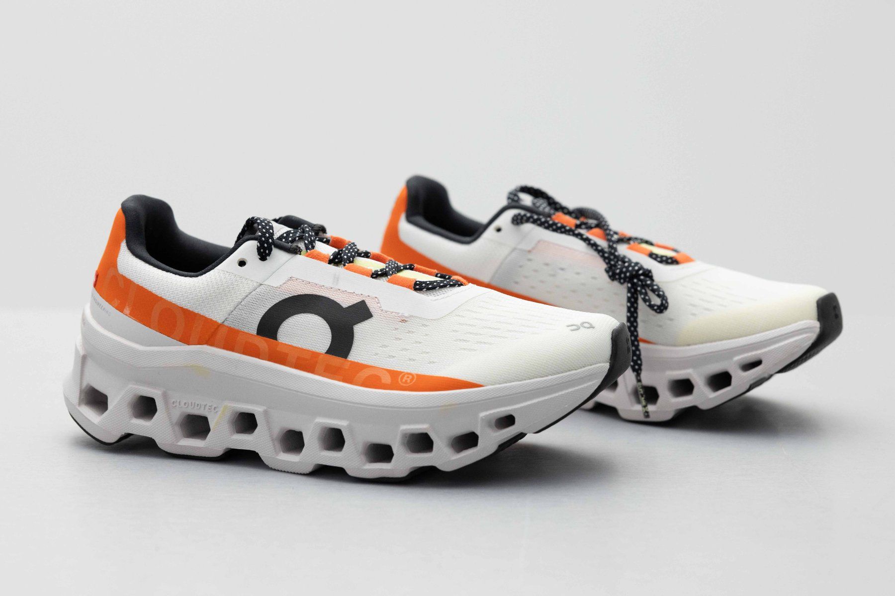 On Scarpe da uomo: On Cloudmonster White & Orange Sneakers Size EU 37 – Usato da Zürich venduto da car_8ggm 1