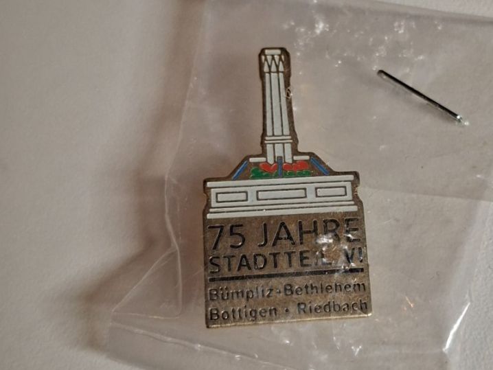 Placchette & Badge: Pin 75 Jahre Stadtteil VI – Nuovo e nell'imballaggio originale da Erlinsbach venduto da pfunky
