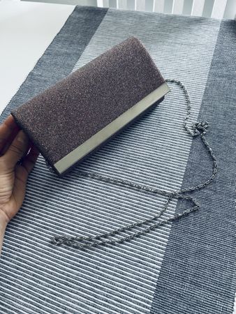 Glitzernde Clutch mit silberner Schulterkette