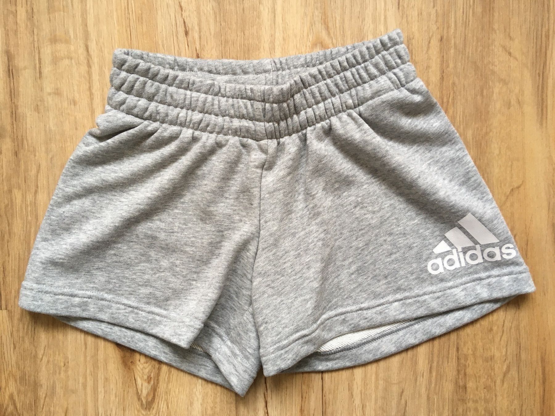 Adidas Pantaloni: Trainerhose Adidas NEU 128 Grösse – Nuovo e nell'imballaggio originale da Chur venduto da copino 1