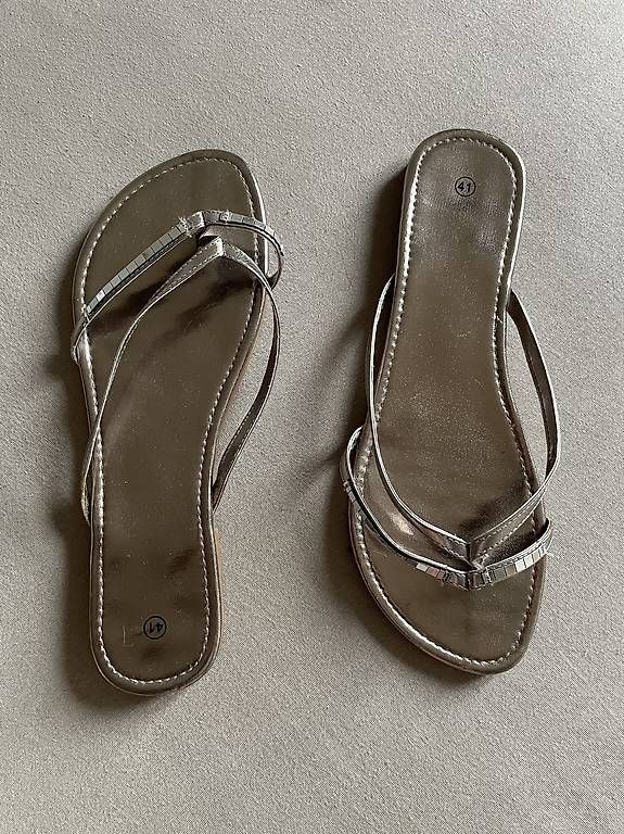 Scarpe da donna: Silberne Flip Flops  – Usato da Luzern venduto da karo13