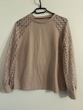 Trendiger Pullover mit Spitze, Grösse M, Top Zustand!