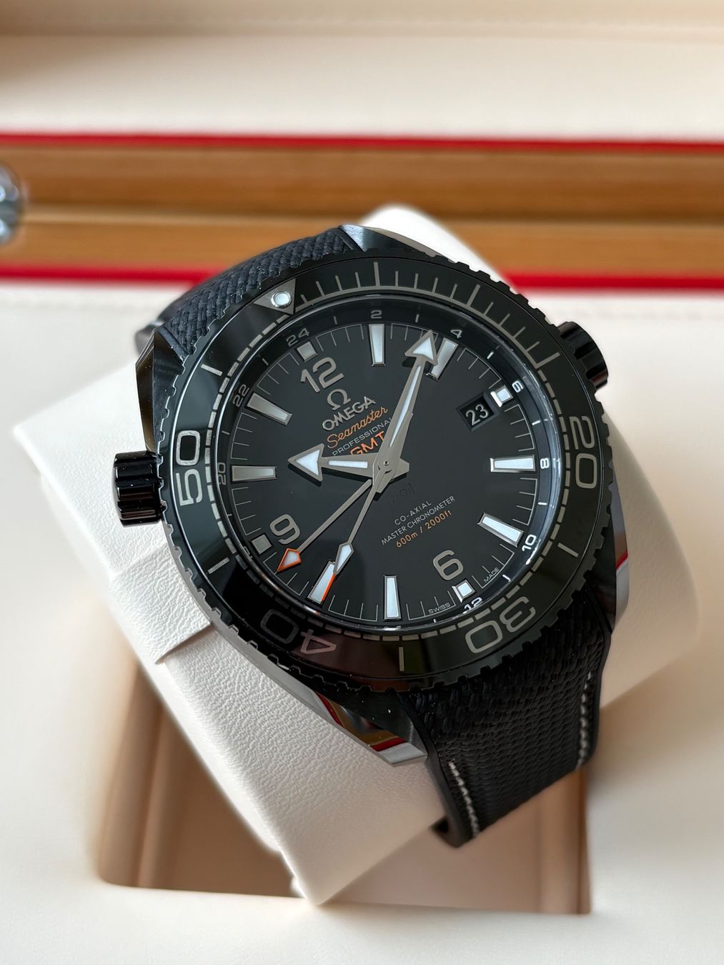 Omega Montres: OMEGA Seamaster Planet Ocean GMT Deep Black Fullset – D'occasion à Birsfelden par Mynos 5