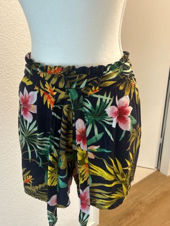 Damen Shorts schwarz mit Muster von Stradivarius Gr. L
