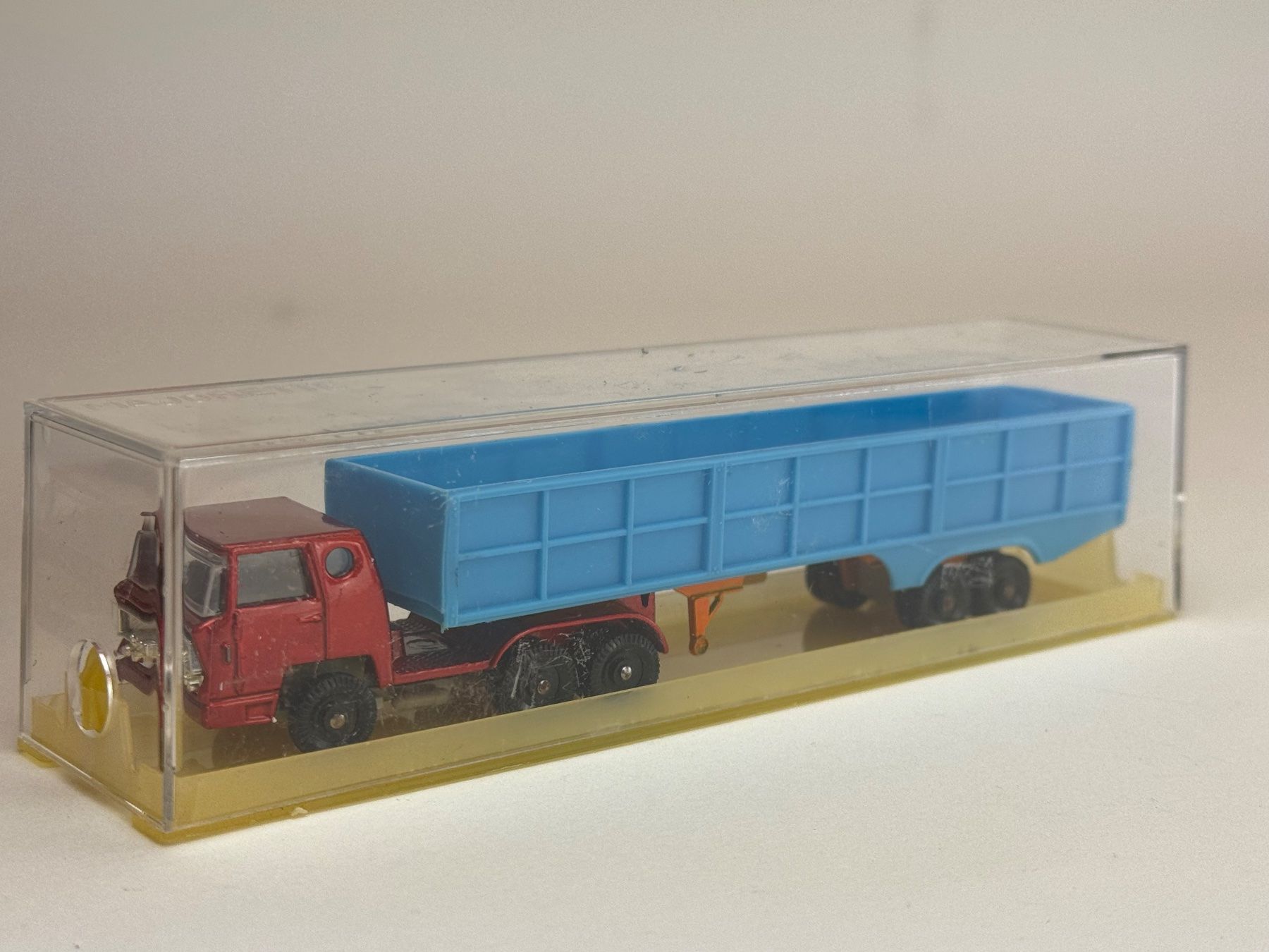 Majorette Modellini d'auto: CH- Majorette Hoch Pritsche Sattelzug rot/blau – Usato da Elm venduto da Wikmtz