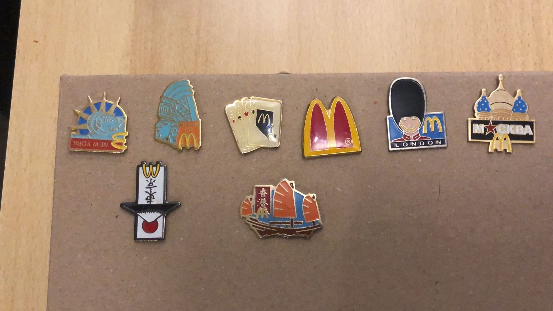 Plaketten & Abzeichen: Vends 8 Pins Mcdonals – Gebraucht aus Corpataux von pfi_27t6