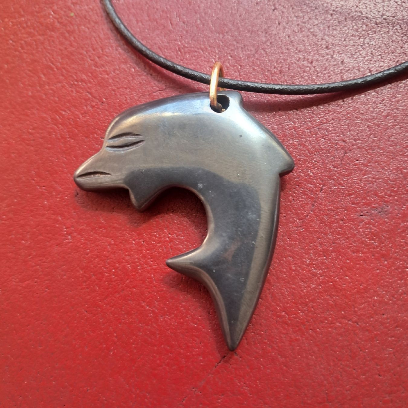 Pendentifs: Kette mit Delfin Anhänger dunkel grau  – D'occasion à Dietikon par una_y6wy 1