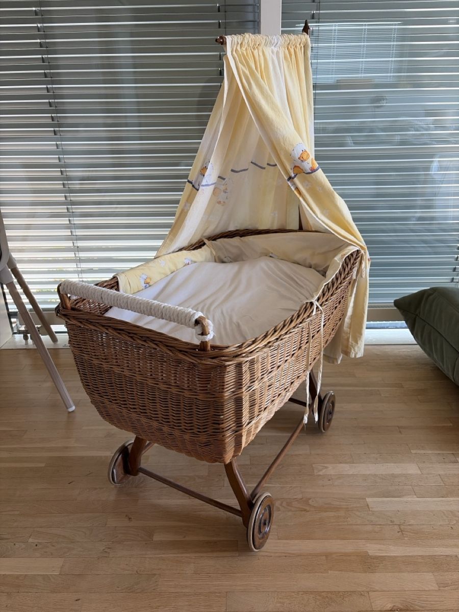 Berceaux: Stubenwagen ca 100 -jährig – D'occasion à Wittenbach par therealmoonstone