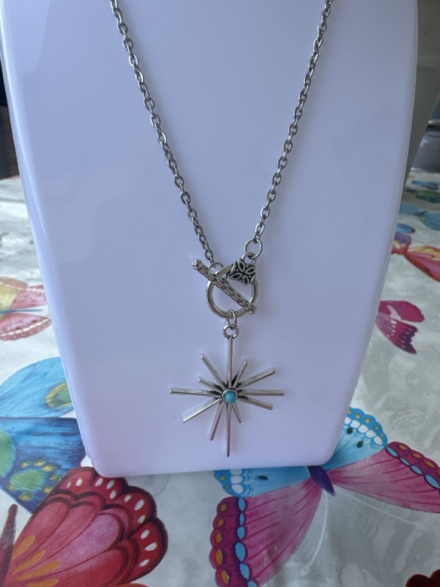 Catenine: Silver Tone Starburst Pendant Necklace, Toggle Clasp – Nuovo (secondo la descrizione) da Bouveret venduto da dou_g8q7 4