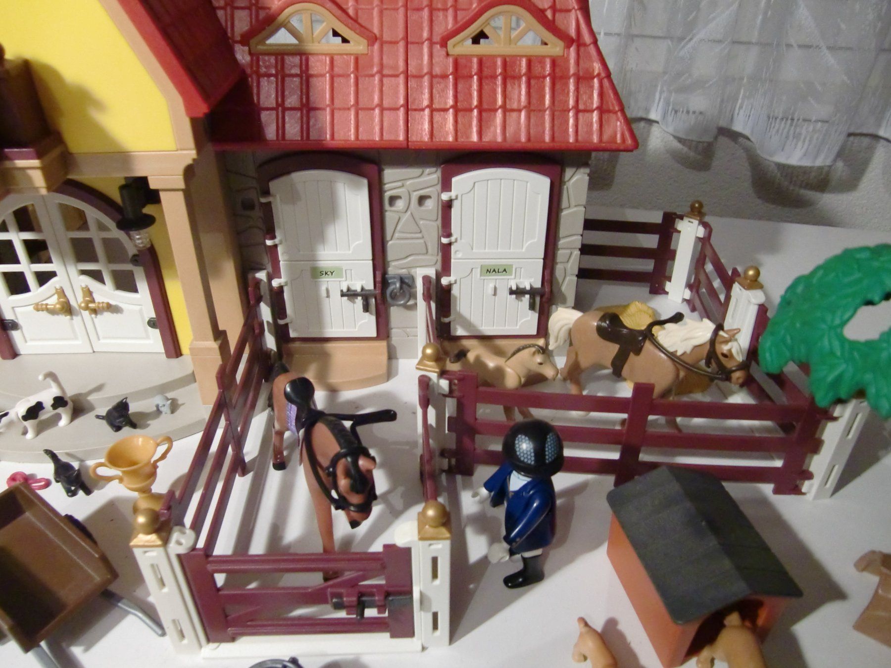 Playmobil Giocattoli: Playmobil Reiterhof mit Paddocks + Transporter – Usato da Arbon venduto da magenta10 2