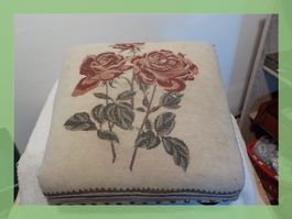 Fuss Hocker mit Rosenmuster beige guter Zustand