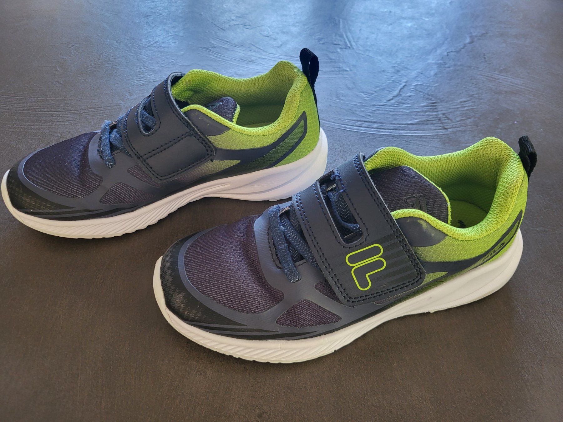 Herrenschuhe: Chaussures de gym taille 32 – Gebraucht aus Gampelen von cli_2thg