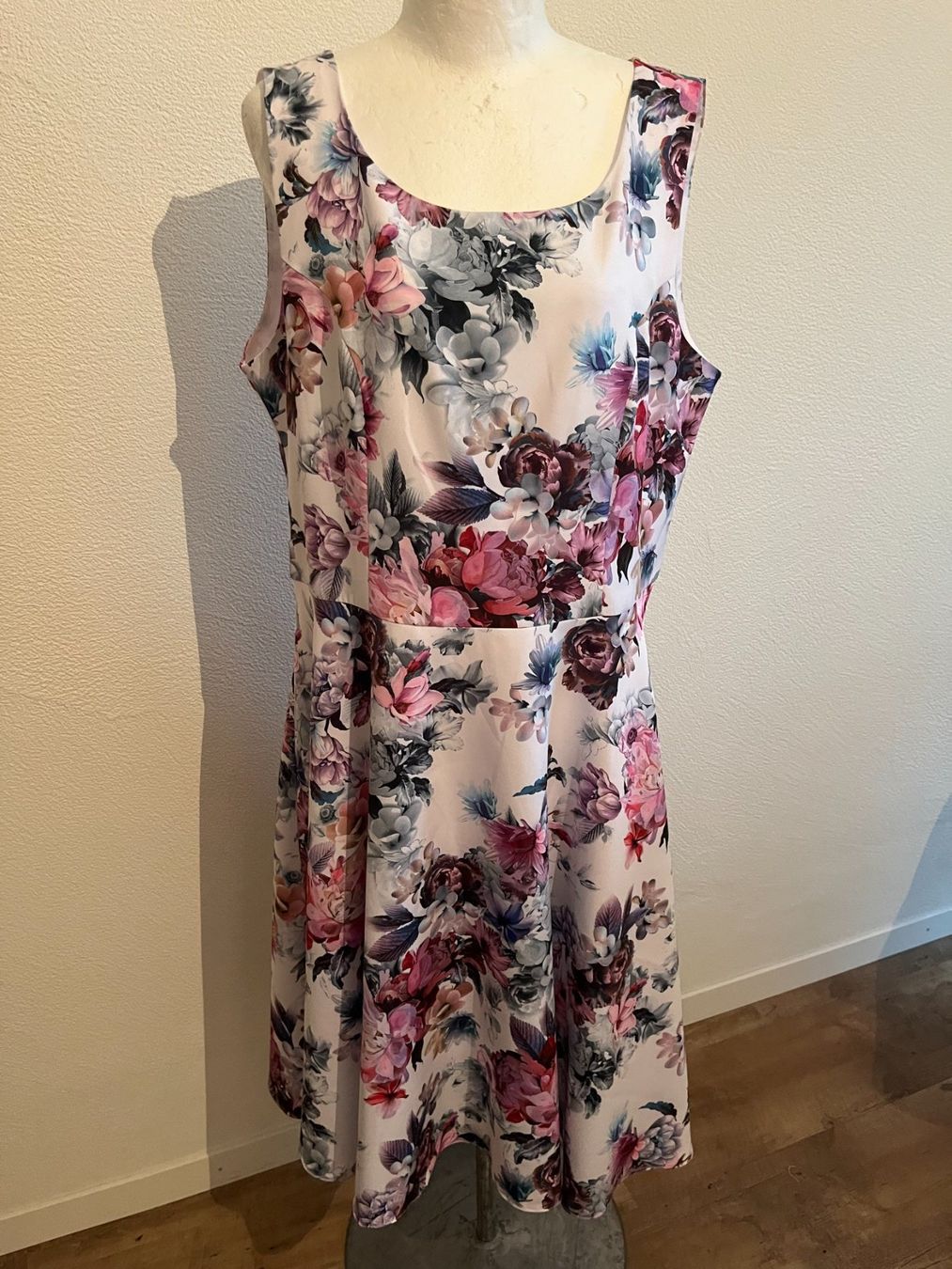 Vestiti: Atemberaubendes Kleid, Viskose, Gr. 38, NP 119.- – Nuovo (secondo la descrizione) da Altendorf venduto da Beauty_Girl83