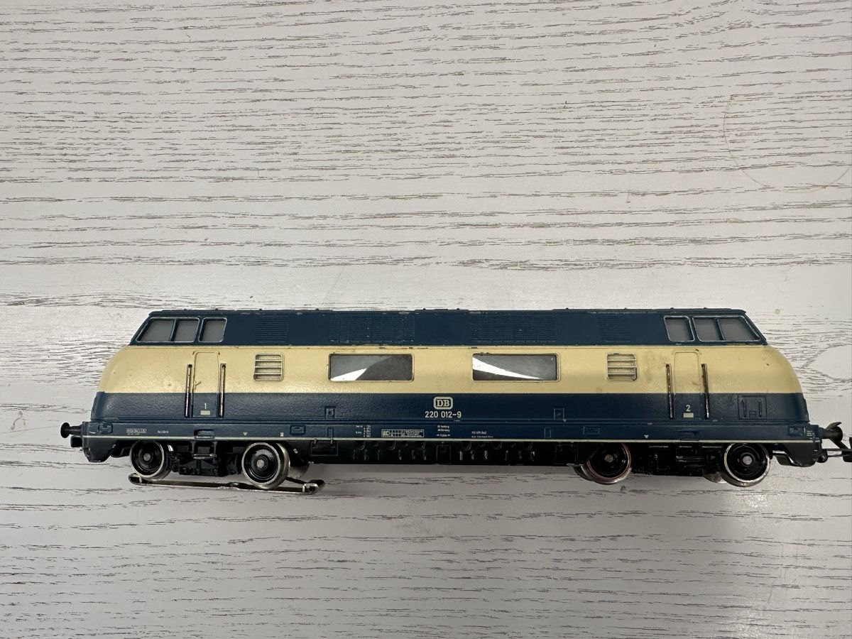 Märklin Modellini di ferrovie: Märklin 3081 DB BR 220 – Usato da Lupsingen venduto da New-Haven 3