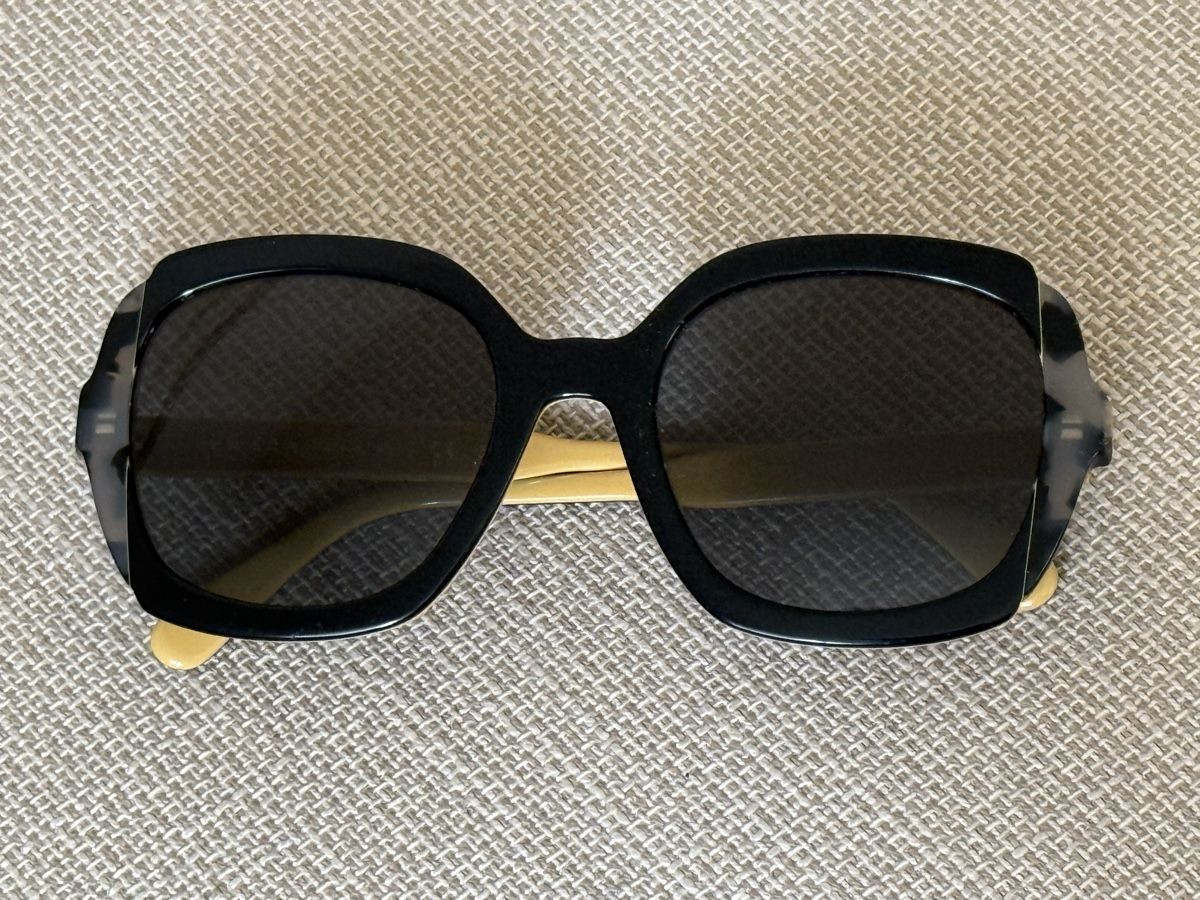 Prada Occhiali & Lenti: Lunettes de soleil noir/jaune/marron Prada – Usato da Tavannes venduto da Thriftshop
