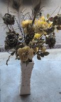 Elegante composizione floreale artificiale con vaso