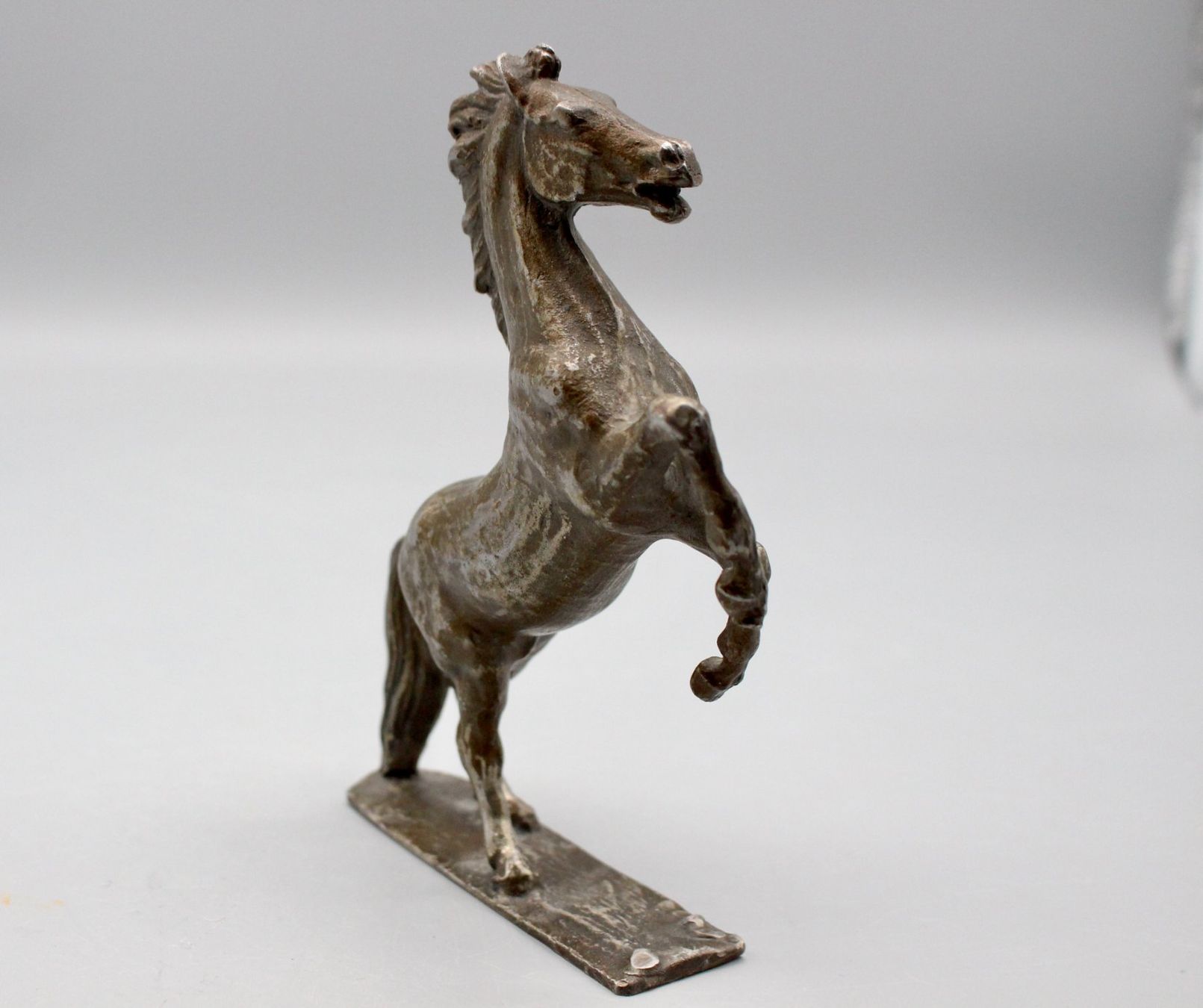 Sculture & Statue: Alte Pferdeskulptur Steigender Hengst – Usato da Bruettisellen venduto da Collector_Store 2