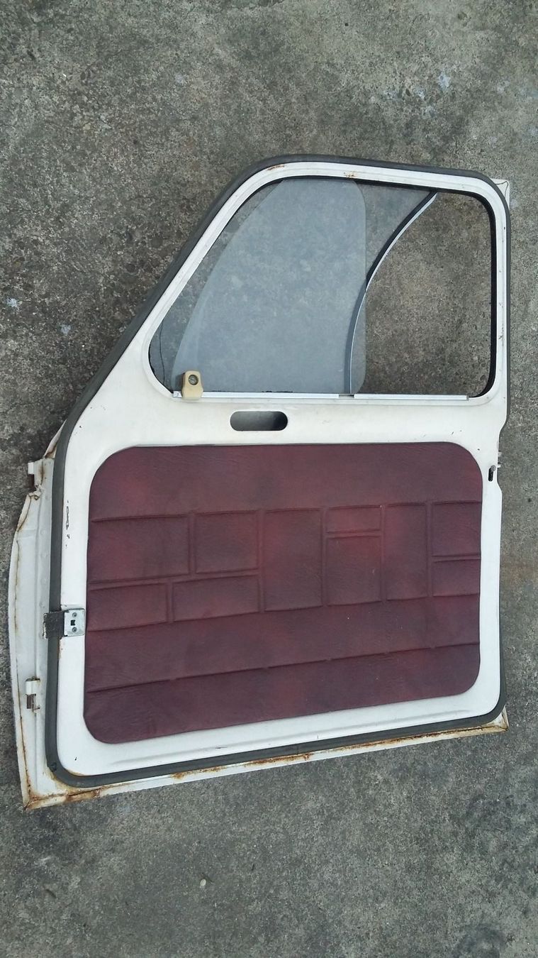 Renault Tutti pezzi di ricambio auto: Oldtimer Renault 4 Türe VR Vorne Rechts – Usato da DULLIKEN venduto da Lerchclassicdulliken 1