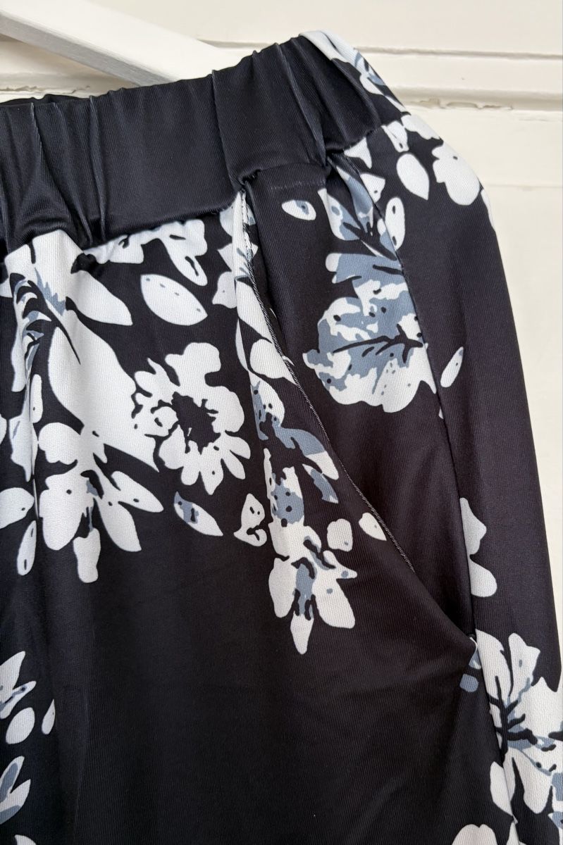 Pantaloni: Schwarze Sommerhose mit Blumenmuster – Nuovo e nell'imballaggio originale da St. Gallen venduto da sas_gd8m 3