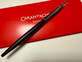CARAN D'ACHE Madison noir mat, stylo-bille avec étui