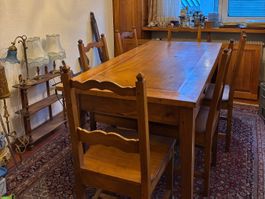 Antiker Tisch im Biedermeierstil mit Stühlen
