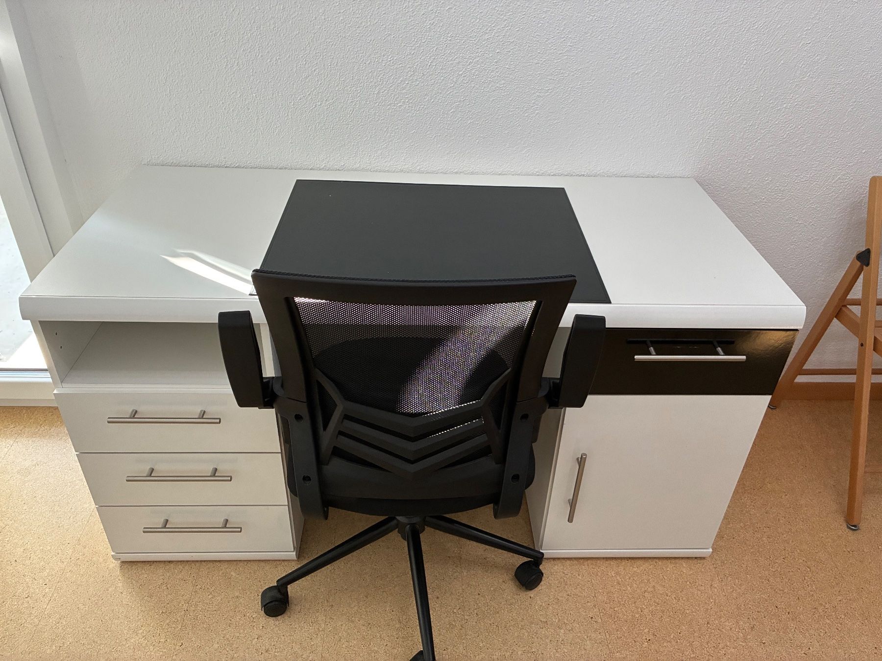Bureaux: Schreibtisch mit Bürostuhl – D'occasion à Pfäffikon ZH par C.Benz1