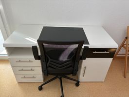 Schreibtisch mit Bürostuhl