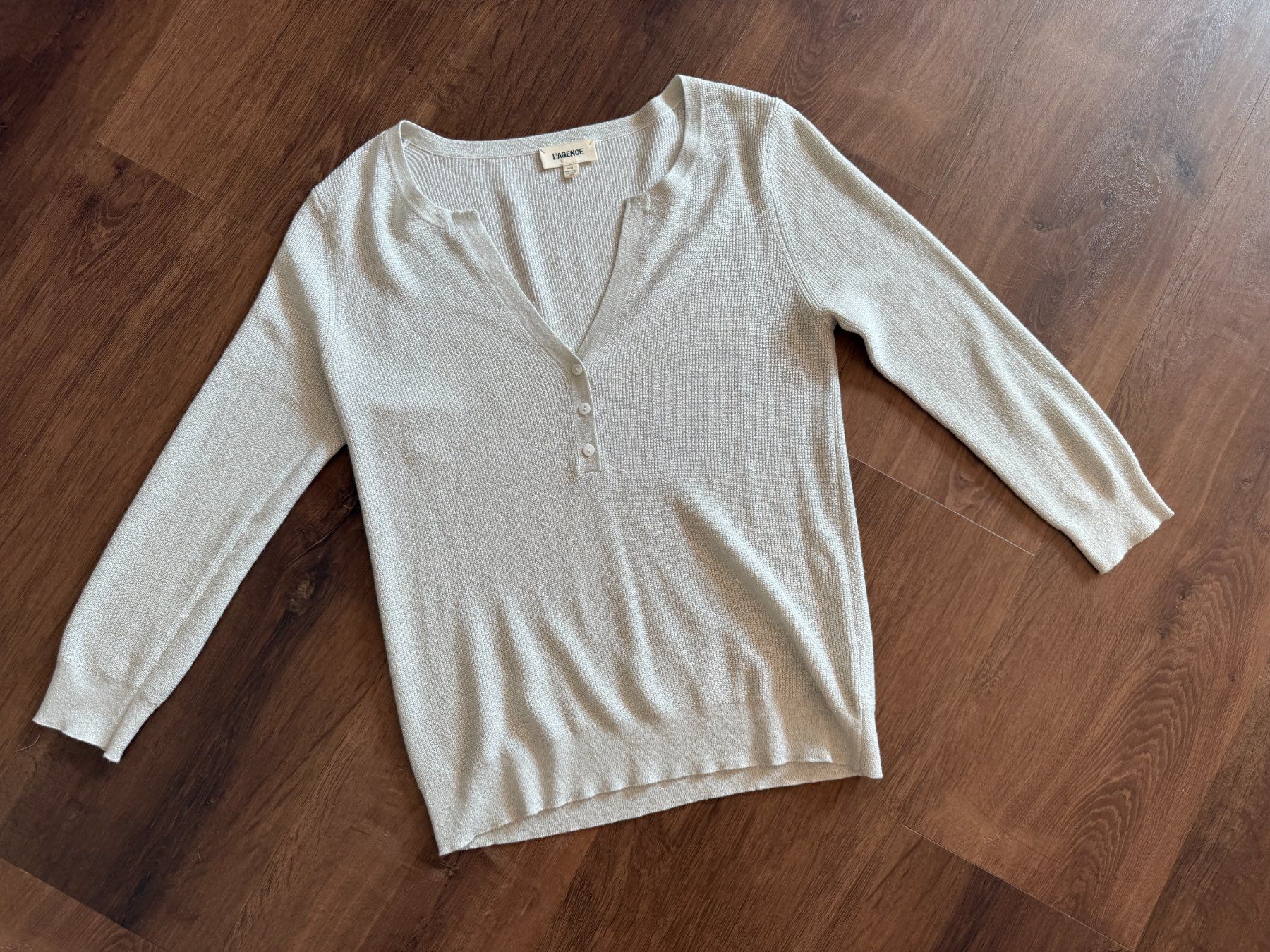 Top: L'agence v-neck top - M – Nuovo (secondo la descrizione) da St-Sulpice VD venduto da juhdu