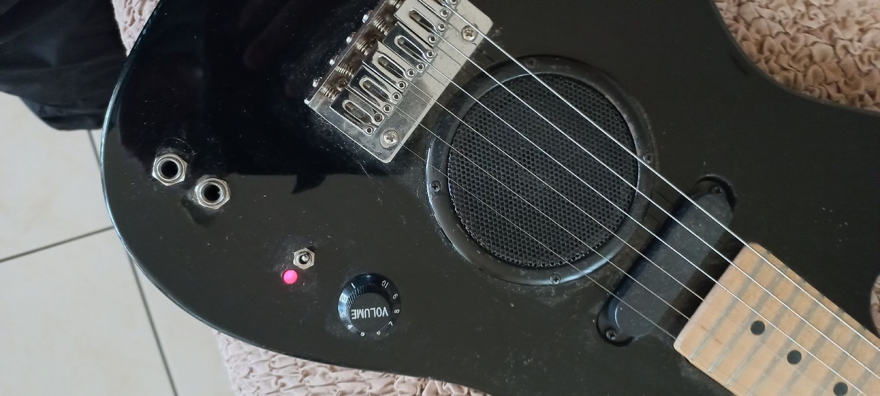 Strumenti musicali: Reise oder Kindergitarre mit eingebautem Verstärker. – Usato da Schaffhausen venduto da raj_f5dm 1