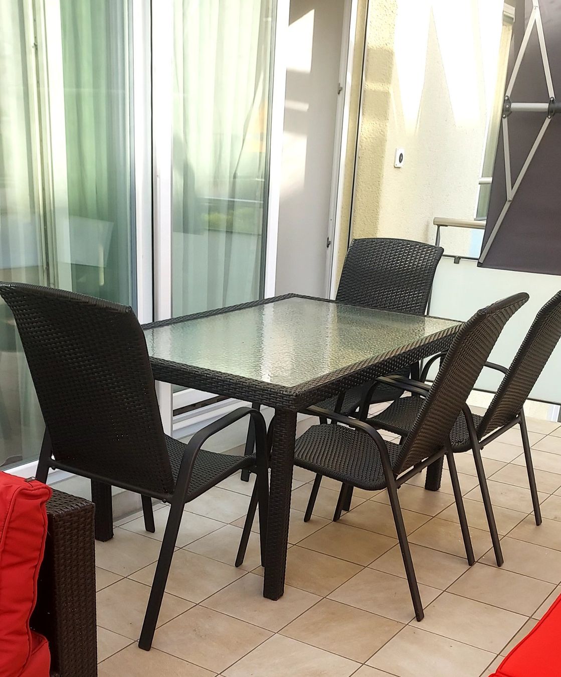 Set di tavolo e panche: 1 Garten Tisch mit Glas und 4 Stühlen – Usato da Dielsdorf venduto da Gerry.2525