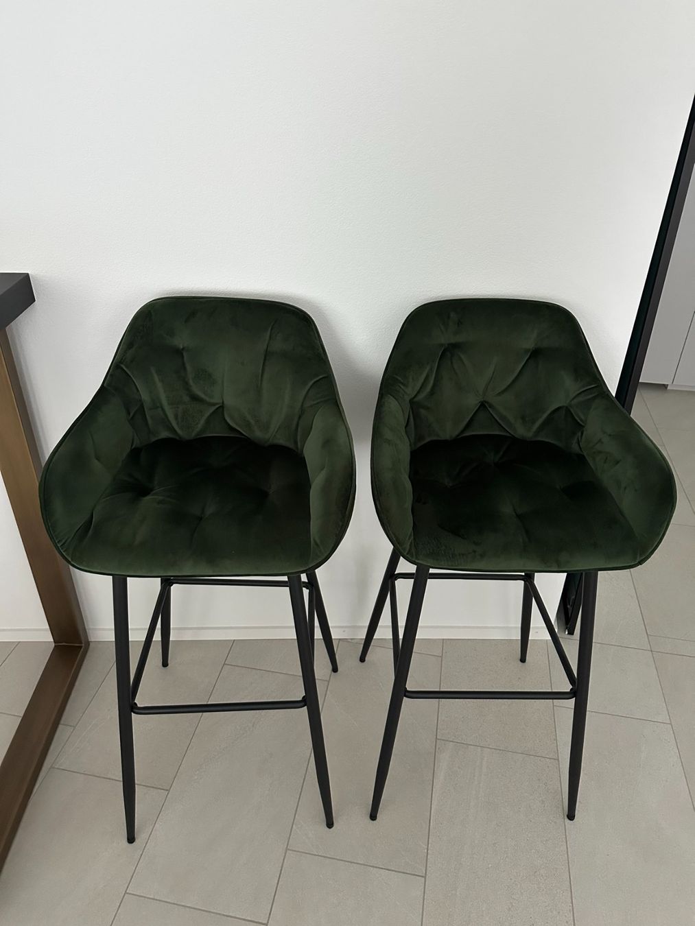 Set di tavolo e panche: Designer Bartisch Blackbone mit 2 Samt-Barhockern – Usato da Illnau venduto da Polobear 5