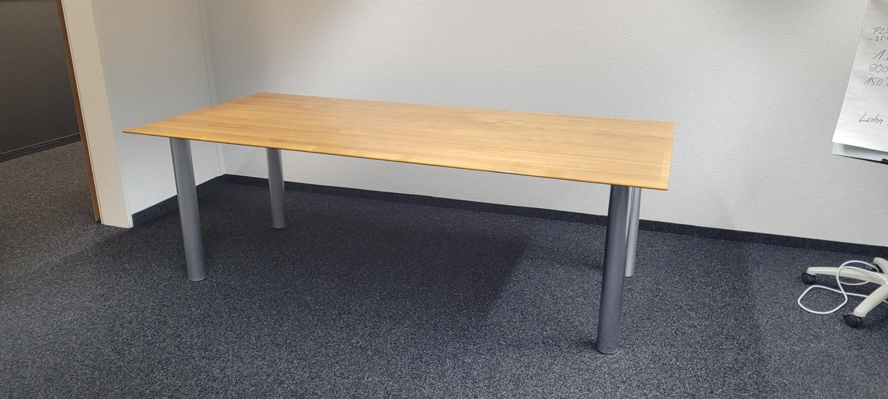 Tavoli: Tisch aus Kirschholz mit robusten Metallbein – Usato da Seon venduto da Meridiano