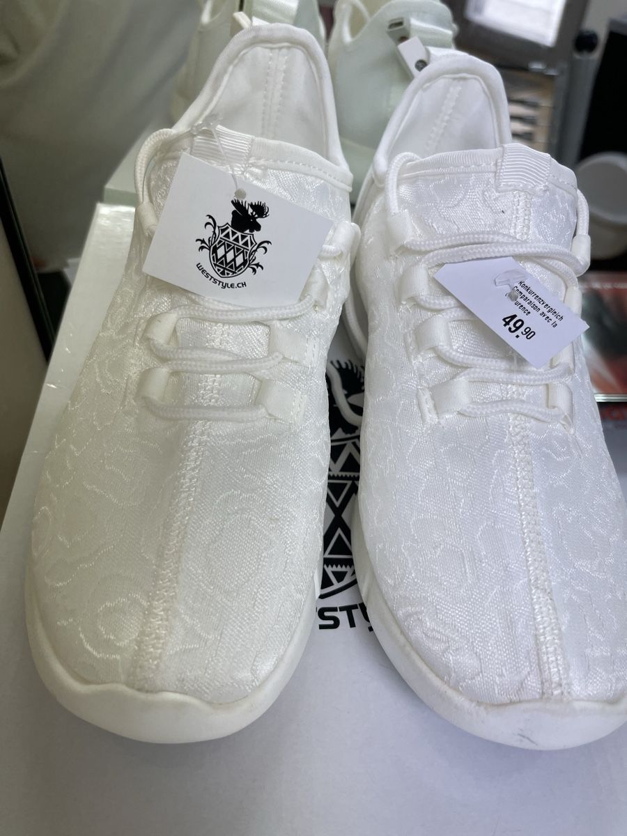 Scarpe da uomo: Weisse Sneakers Gr. 35 – Nuovo (secondo la descrizione) da Ueberstorf venduto da ojas23