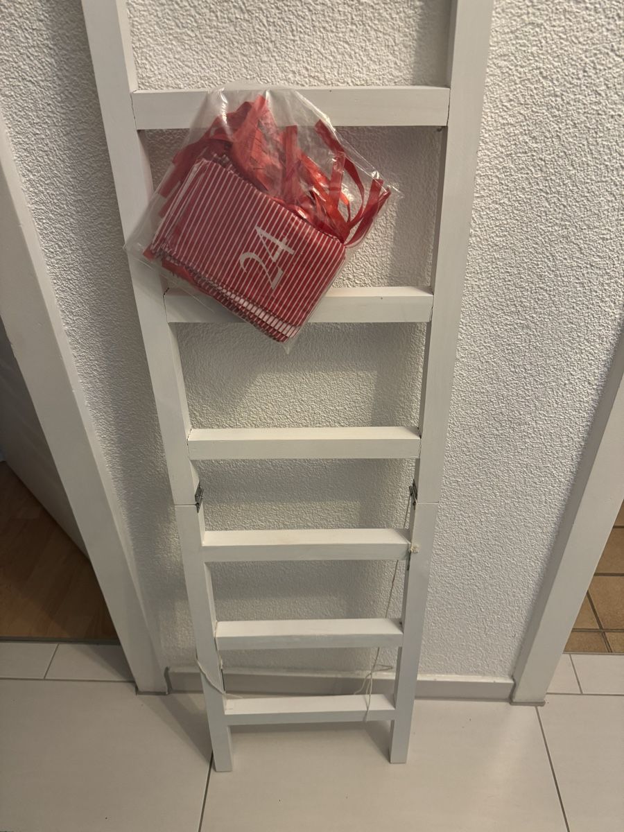 Alle Dekorationen: Neuwertig! Advent Leiter mit 24 Adventbeutel – Gebraucht aus Bern von Ninitto