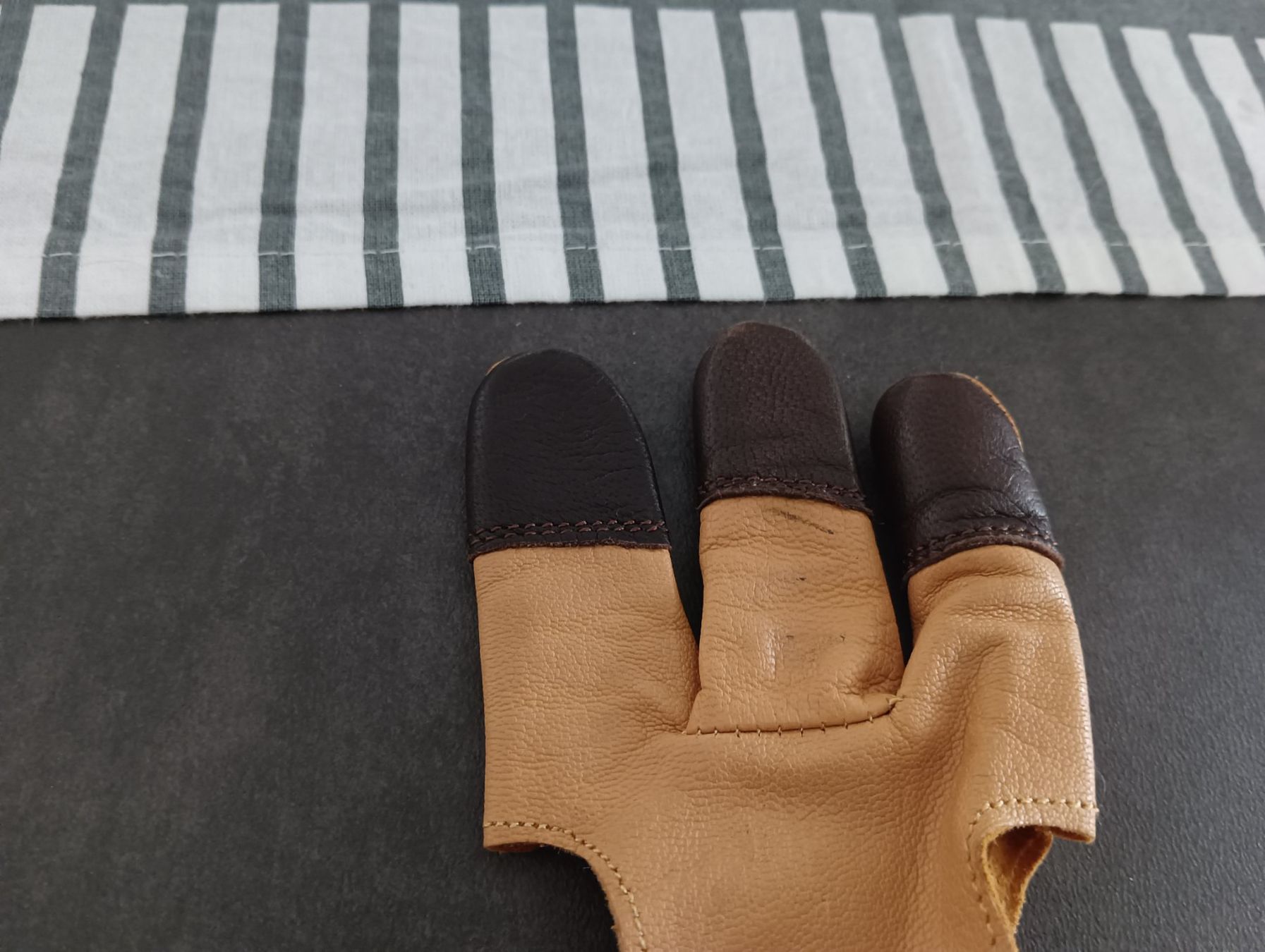 Guanti & manicotti: Handschuh Bogenschutz Gr. XXS – Usato da Würenlingen venduto da Striga 1
