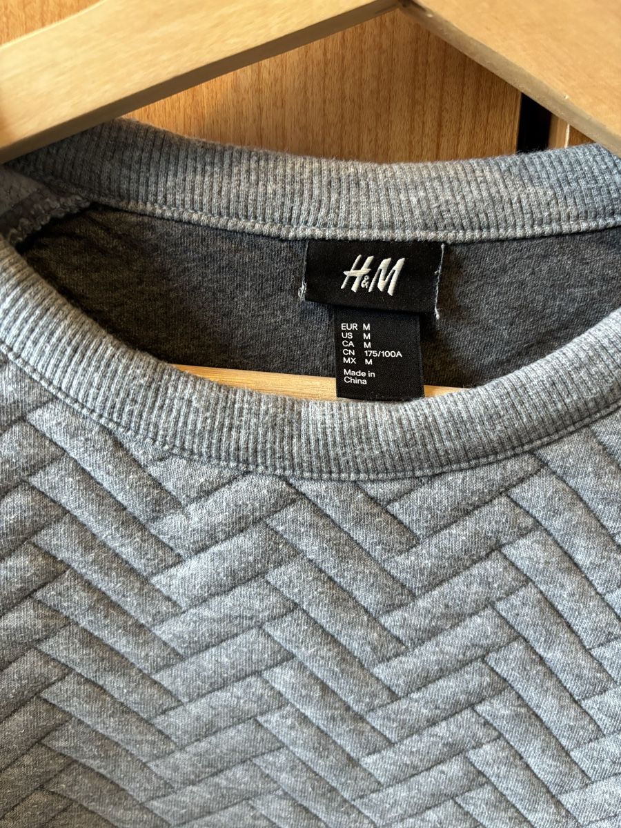 H&M Pullover & Sweatshirts: H&M grey pullover (size M) – Gebraucht aus Colombier VD von jaredein 1