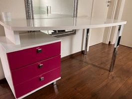 Schreibtisch weiss mit Schubladenkorpus pink