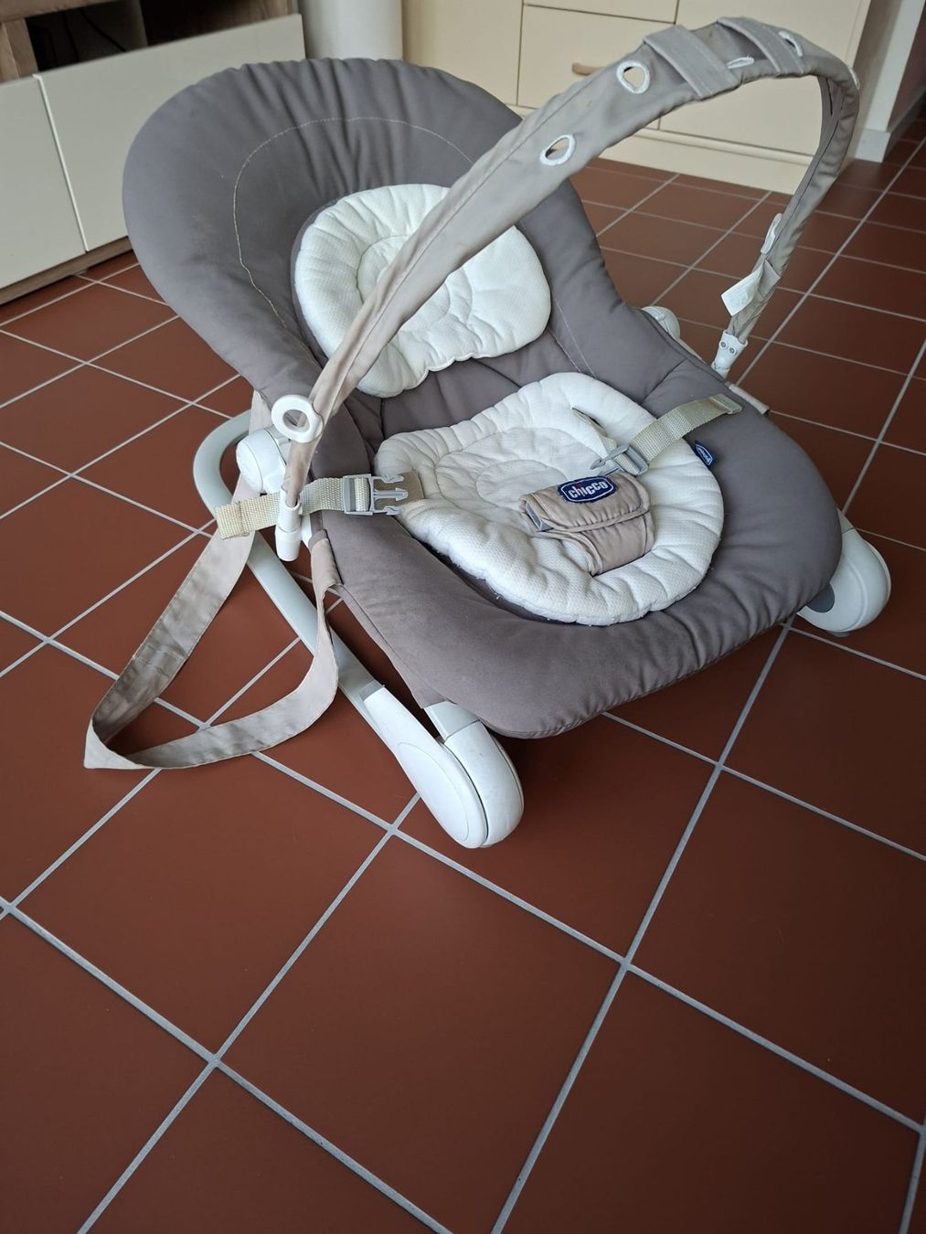 Chicco Sdraiette & Sdraiette a dondolo: Chicco Babywippe mit Spielbügel – Usato da Zürich venduto da Jo.Be. 1