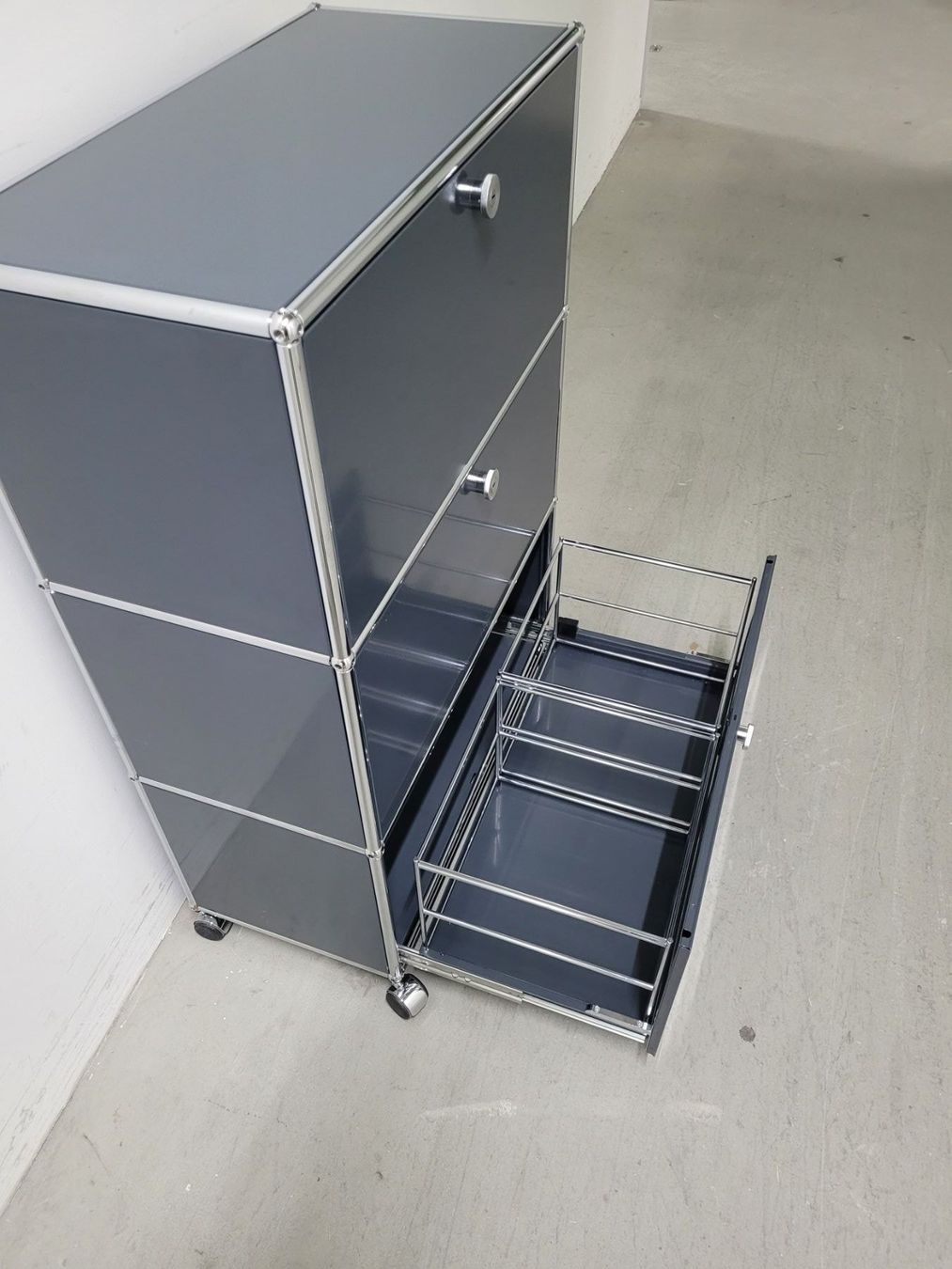 USM Scaffali: USM Anthrazit mit Rollen (Preis VB) – Usato da Zürich venduto da LUXUS2020 2