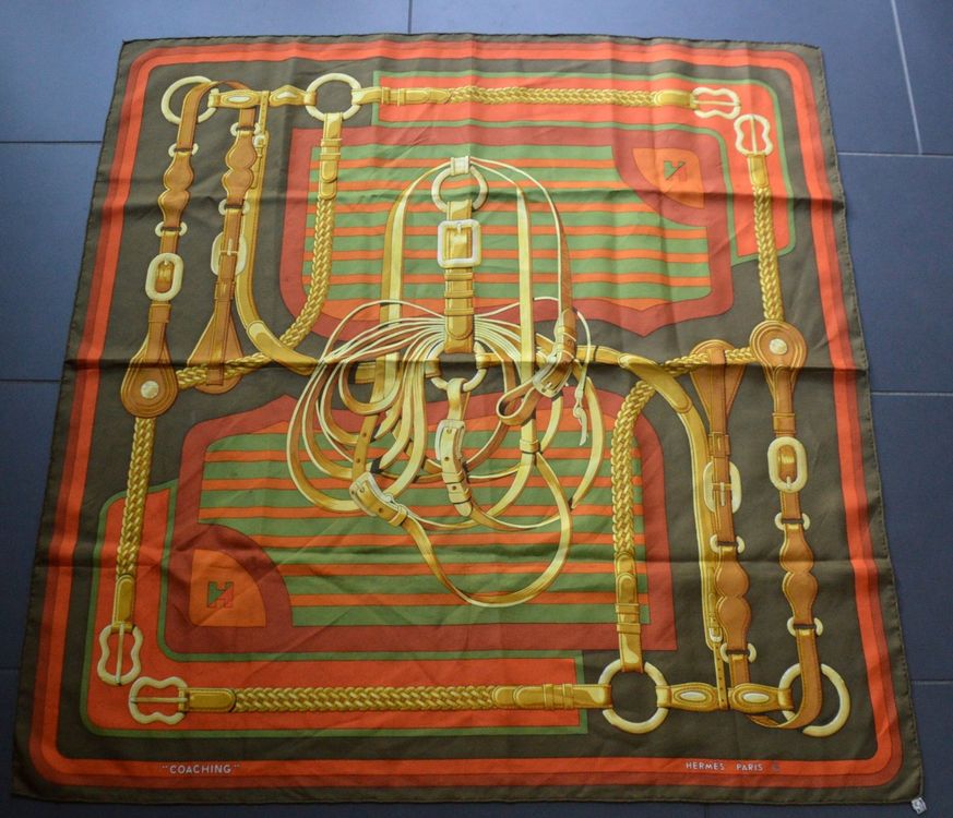 Foulard HERMÈS En Soie 90x90 Cm - Modèle Ex-Libris En Kimonos - Couleur Bleu Beige - Occasion En Très Bon état