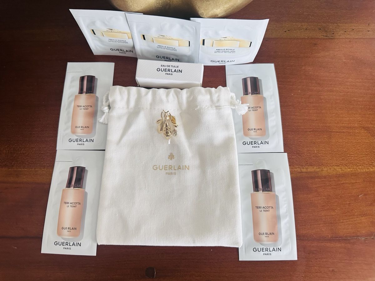 Guerlain Maquillage: Guerlain - Pochette en toile avec accessoires  – Neuf avec emballage d'origine à Basel par Vanluxe 2