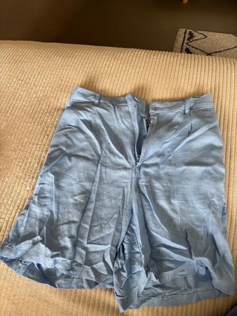 Short H&M bleu ciel, taille M, parfait pour l'été!