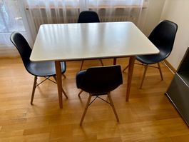 4 Esszimmerstühle schwarz mit Holz im Vitra Eames-Style