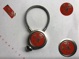 Abarth Schlüsselanhänger mit praktischer CNS-Schlaufe.
