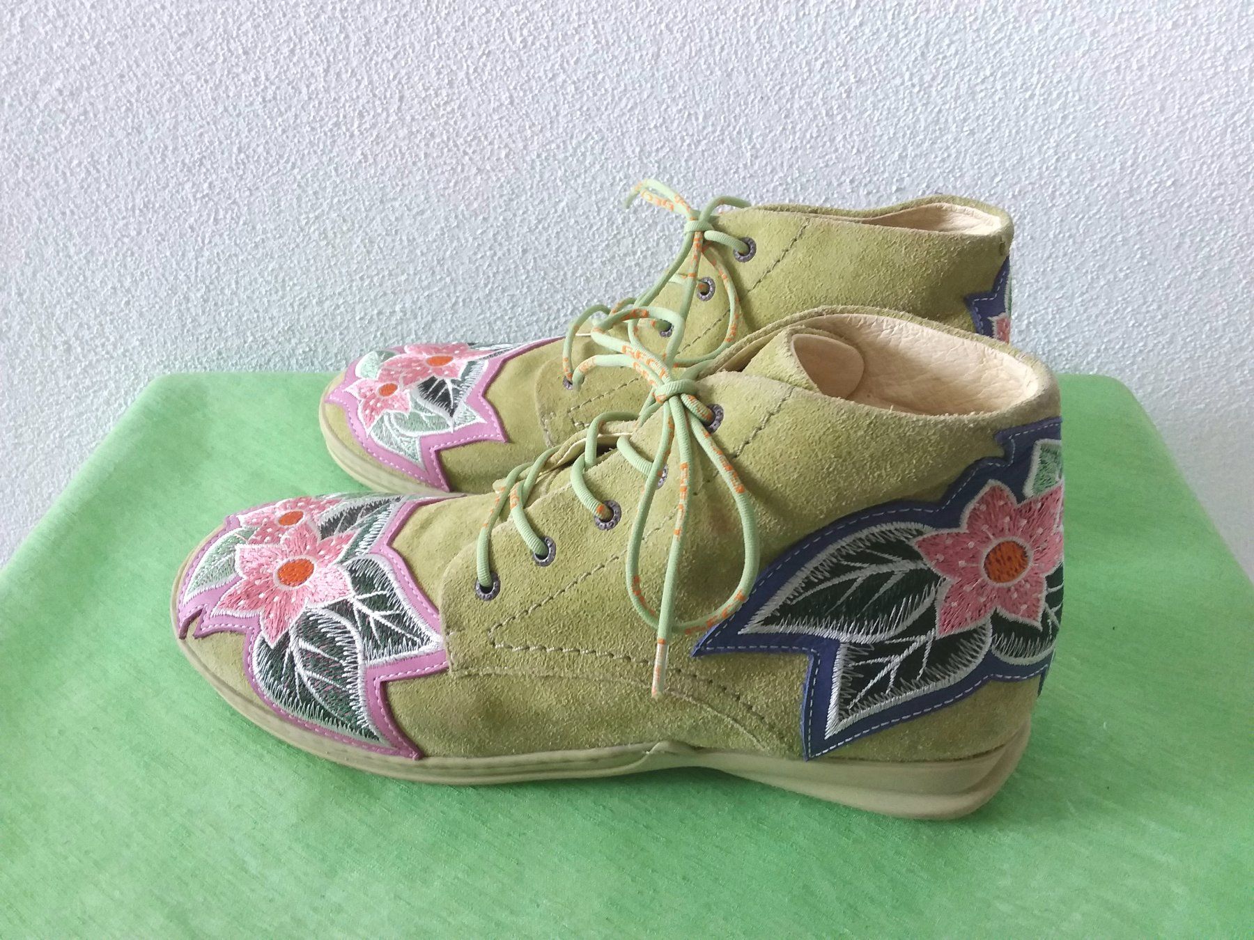 Scarpe da donna: EJECT Wildleder Sneaker "Blumen" Gr 40 – Usato da Uitikon Waldegg venduto da Risibisi7 1